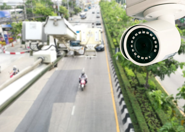 闭路电视摄像机对着模糊的道路背景。图片下载