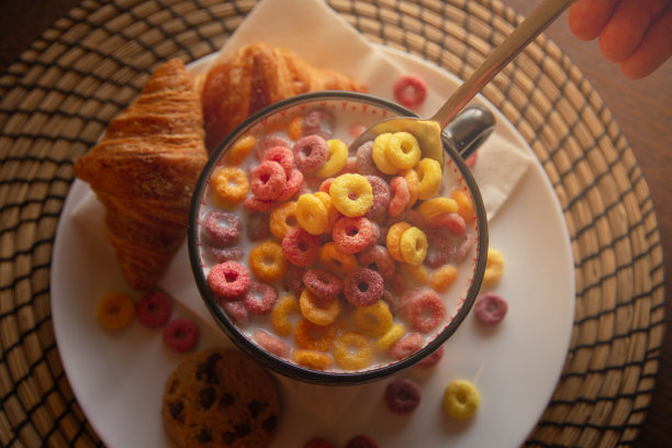 早餐照片，色彩斑斓的麦片，饼干和牛奶。图片下载
