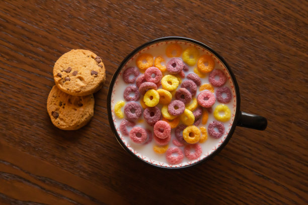 早餐照片，色彩斑斓的麦片，饼干和牛奶。图片下载