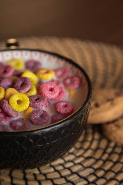 早餐照片，色彩斑斓的麦片，饼干和牛奶。图片下载