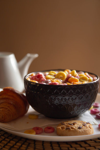 早餐照片，色彩斑斓的麦片，饼干和牛奶。图片下载