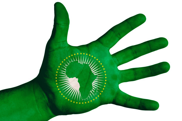 非洲联盟的旗帜被画在男性的手上。图片下载