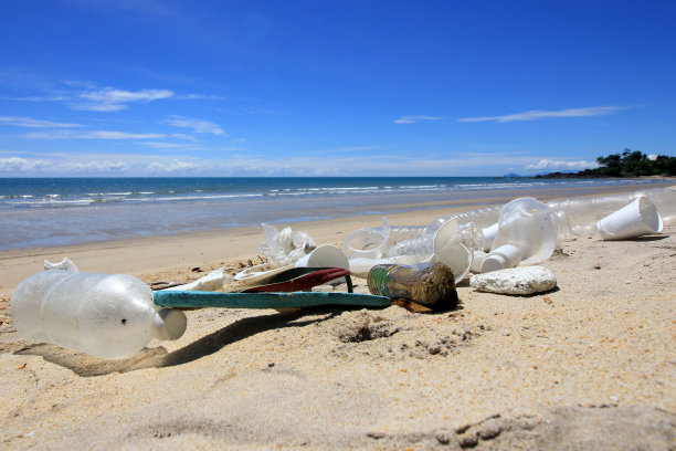 海滩的塑胶污染图片下载