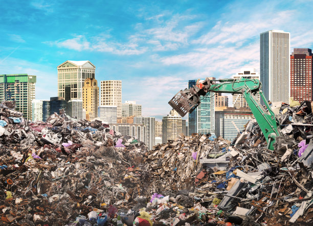 污染的概念。城市背景上的一大堆垃圾。图片下载