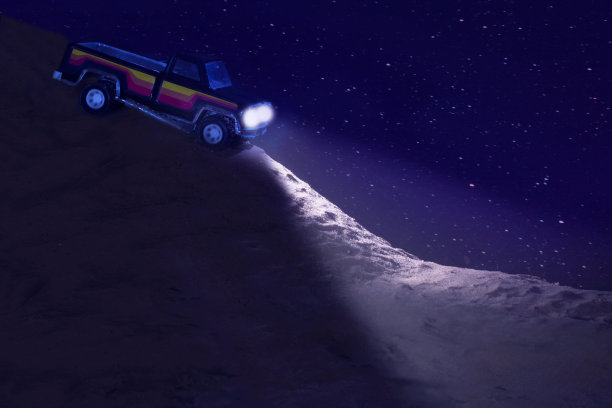 梦幻沙漠里的玩具卡车。图片下载
