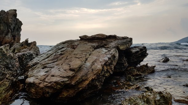 海岸上巨大的海岩图片下载