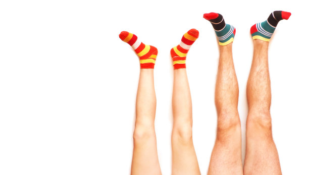 白色和黑色的袜子在笼子和条纹或圆点在白色孤立的背景图片下载