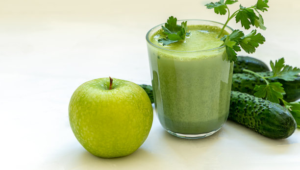 加菠菜，苹果，黄瓜和欧芹的绿色奶昔图片下载