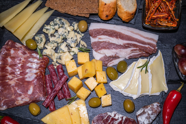 早午餐。开胃菜，搭配各种奶酪，腌肉，香肠，橄榄，坚果和水果。节日家庭或聚会小吃概念。图片下载