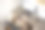 年轻的母亲抱着她的孩子在她的家庭办公室工作图片下载