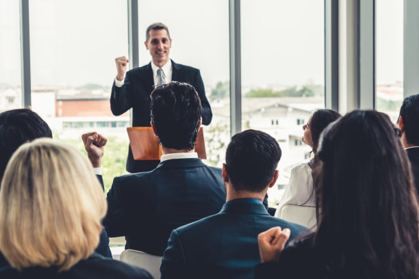 在研讨会上开会的一群商务人士图片下载