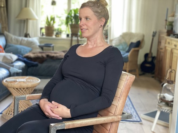 怀孕的妈妈图片下载