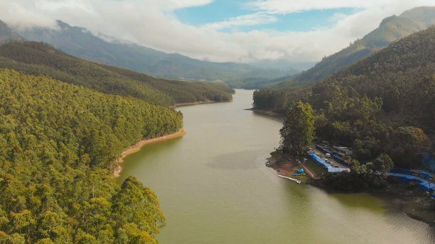 鸟瞰马图佩蒂湖边美丽的自然风光。喀拉拉邦。在Munar市附近图片下载
