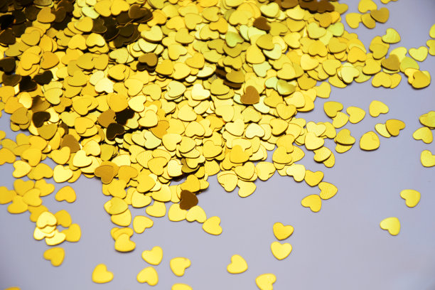 金光闪闪的心在闪耀。情人节的背景。爱的象征。浪漫的照片可以用于网页设计，壁纸，印刷产品等。图片下载