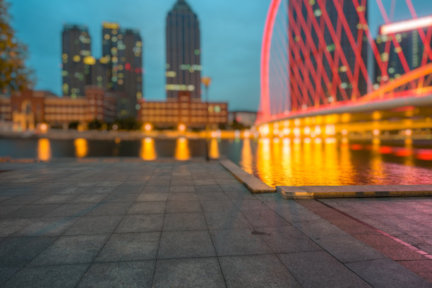 空瓷砖地板与模糊的城市景观的背景图片下载