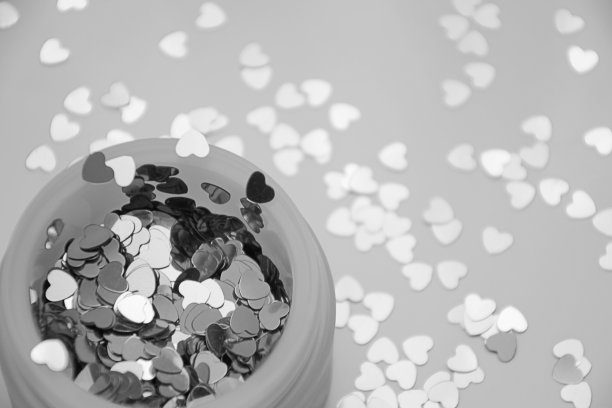 心在瓶子里闪闪发光。情人节惊喜礼物。黑白照片。灰色照片可用于网页设计、壁纸、印刷品等。图片下载