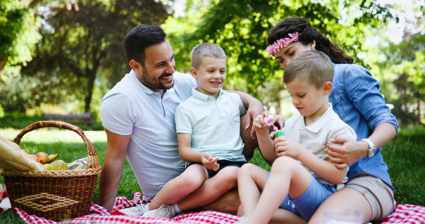 在一个美好的日子里，欢乐的家庭野餐图片下载