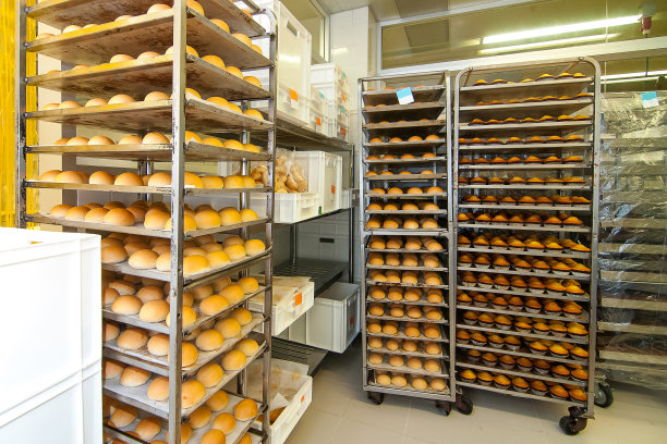 架子上有很多面包等着运送图片下载