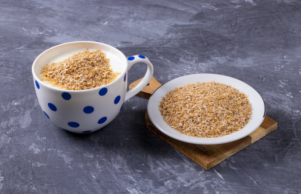 小麦纤维是减肥和身体清洁的产品。一杯加小麦纤维的开菲尔酒。健康饮食。图片下载