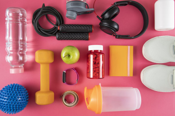 运动设备和配件鞋子哑铃在粉红色的背景图片下载