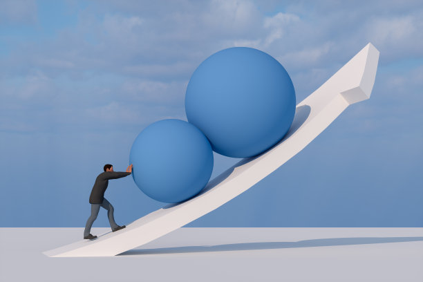 商人把球往箭头上推。图片下载