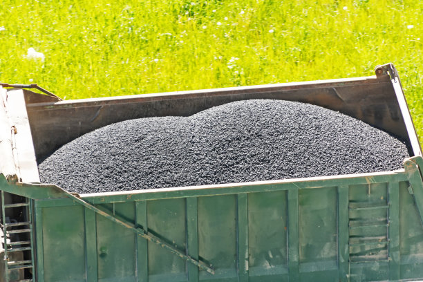 公路施工用卡车运输沥青的桩。图片下载