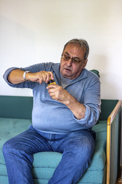 一位老人每天吃药的照片。图片下载