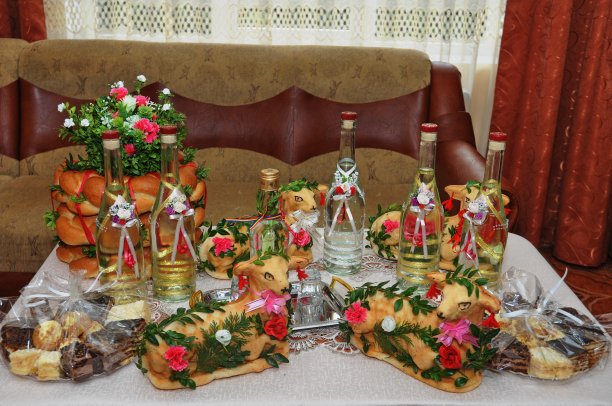 罗马尼亚博尔萨，婚礼上的传统餐桌上摆满了饮料和蛋糕图片下载