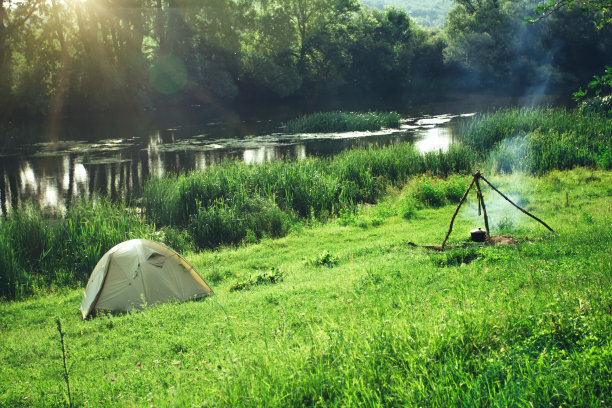 帐篷和篝火，做饭，河边的草地，旅游图片下载