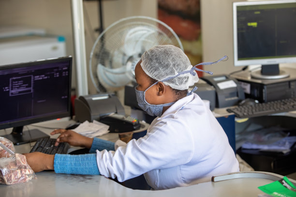 在一家屠宰场工作的非洲妇女图片下载