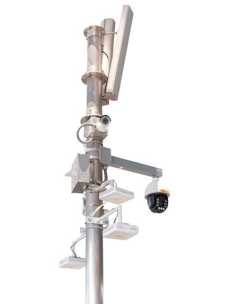 安装在电线杆上的闭路电视摄像机、无线信号分配设备和扬声器。图片下载