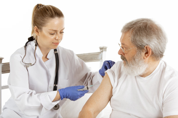 一个老人在医院的病床上康复，孤立的白色图片下载