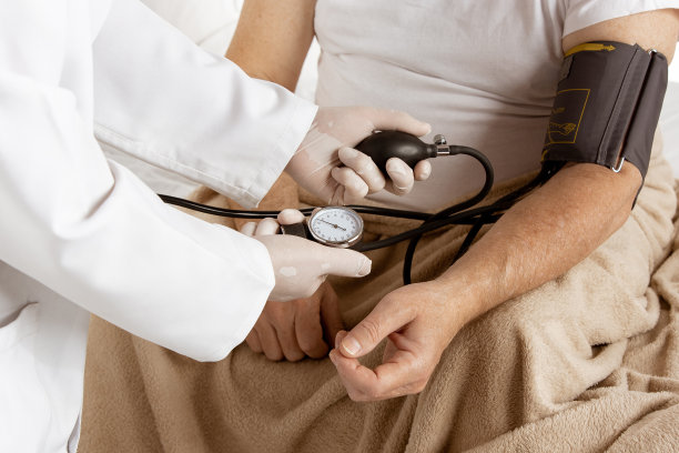 一个老人在医院的病床上康复，孤立的白色图片下载