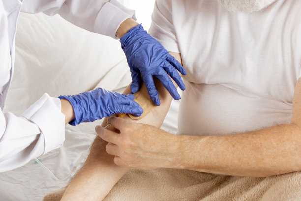 一个老人在医院的病床上康复，孤立的白色图片下载