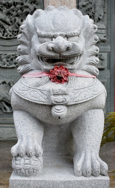 中国寺庙外的石门守护着狮子图片下载