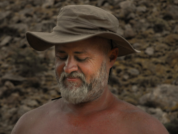 图为一名男子在享受非洲恶劣的户外天气图片下载