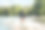 女人骑花式滑水。在夏日的湖中切浪溅起水花图片下载