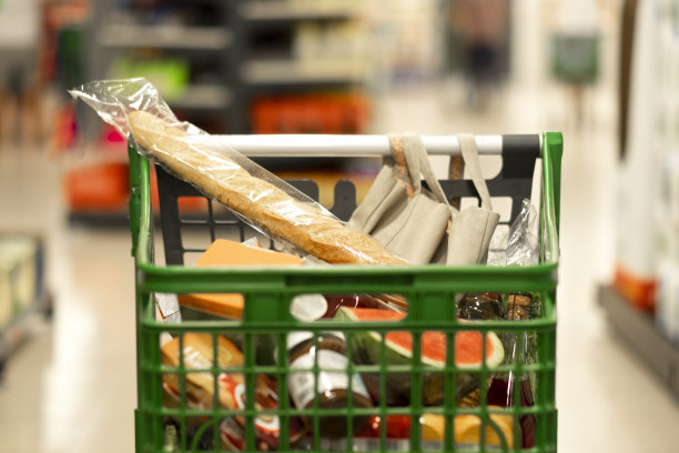 超市手推车装满了食物，没有人，在冠状病毒大流行时期的食物供应图片下载