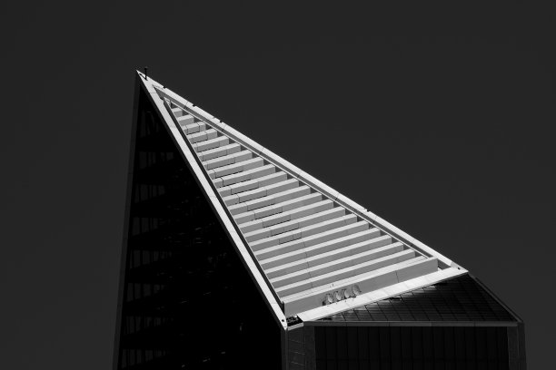 伦敦黑色天空下的建筑特色图片下载