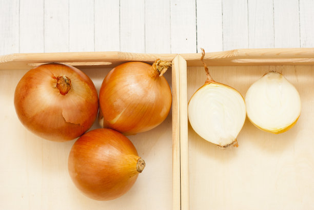 白色的木桌上放着洋葱图片下载