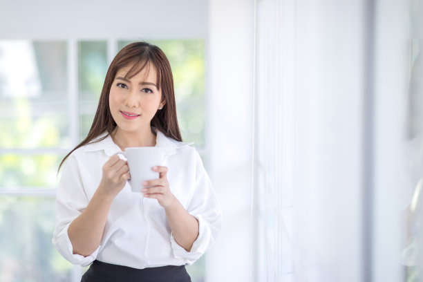 手持咖啡杯的亚洲女性图片下载