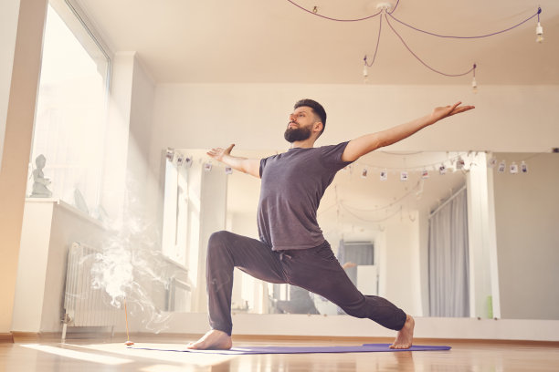 长得帅的年轻人在练瑜伽图片下载