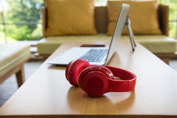 红色耳机和笔记本电脑。休闲的生活方式图片下载
