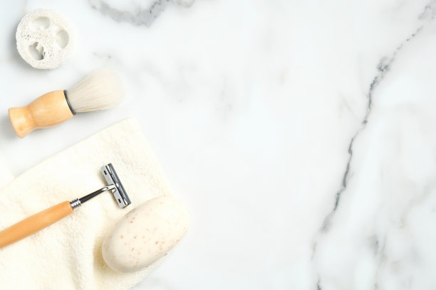 大理石背景上的男士环保剃须工具。平躺，俯视图。可持续生活方式的概念。图片下载