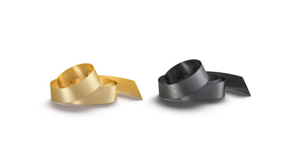 空白黑色和金色卷丝绸丝带模型，正面视图图片下载