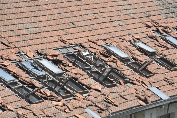 旧建筑的屋顶和屋顶窗户破损图片下载