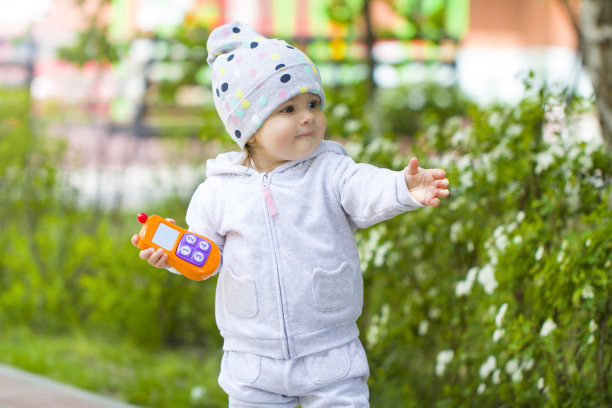 孩子在打电话，孩子的玩具电话图片下载