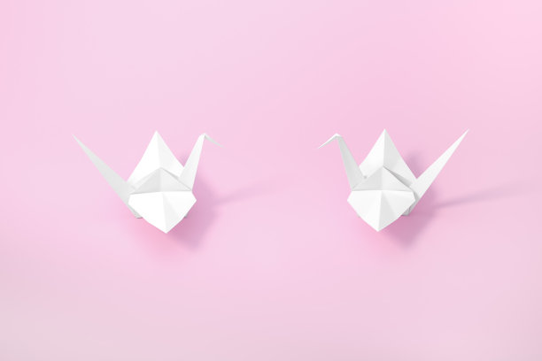 折纸鸟，鸟纸鹤在粉红色的背景上3d渲染。3d插图对鸟纸工艺为广岛纪念日简约风格概念。图片下载