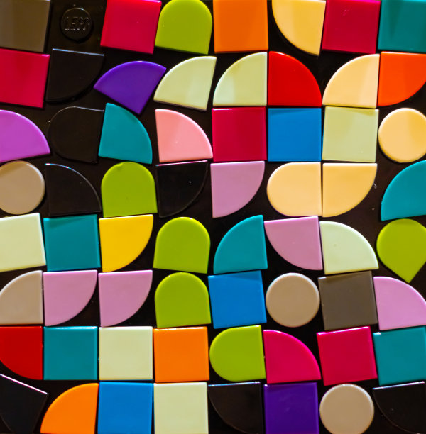 由拼图创造的卡通玩具图片下载