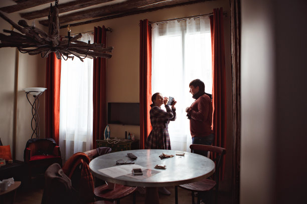 一对正在散步的夫妇。一个男人在等一个女人。窗边女孩的剪影。图片下载